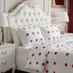 Çantalı beyaz zemin kalp çantalı