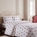 Çift Kişilik Beyaz Zemin Kırmızı Kalp Yatak Örtüsü 250x260cm