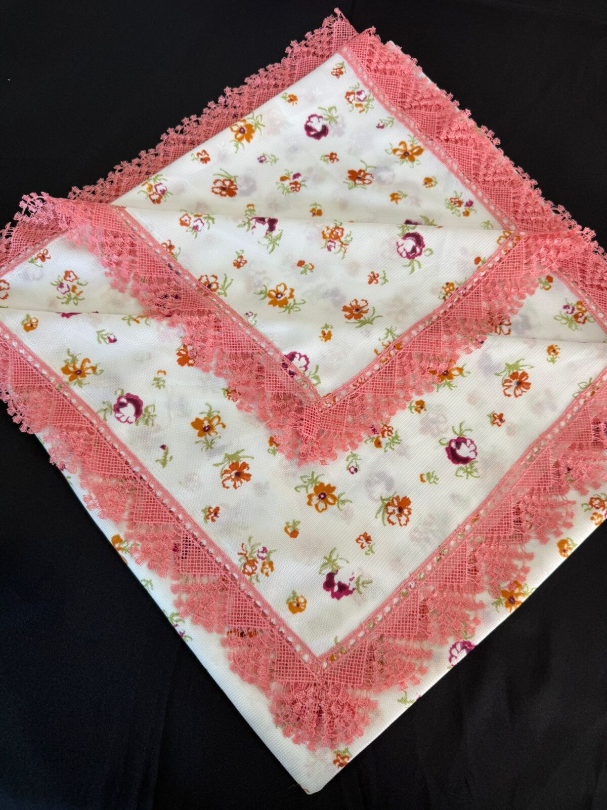 Masa Örtüsü, Sofra Bezi 200x200cm Yavruağzı Dantel - Görsel 1